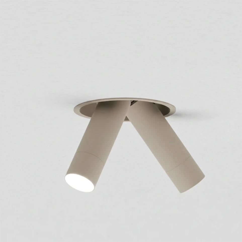 HERLIGHTING zweiflammiger Deckeneinbaustrahler PM 33 IN DOT aus beige lackiertem Aluminium in lichtgrauer Decke verbaut