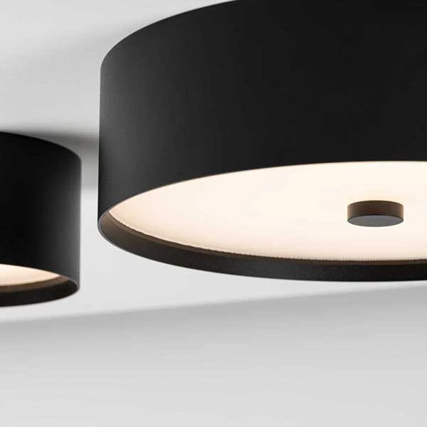 CHORS Deckenaufbauleuchte MAXIME ON in zwei Grössen aus schwarz lackiertem Aluminium mit prismatischem Diffusor