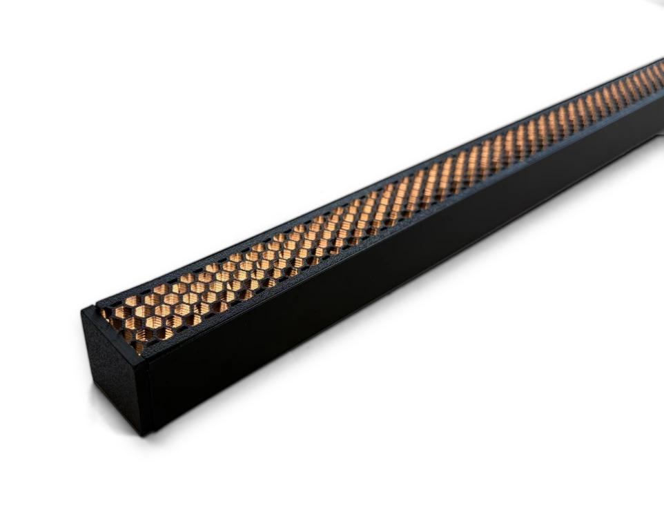 FENIX Wabenraster aus schwarzem Kunststoff in schwarz lackiertem Aluminiumprofil N4 mit warmweisser LED beleuchtet