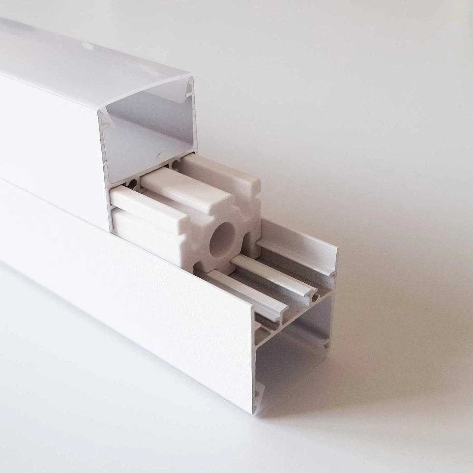 FENIX weiss lackierte N4 Aluminiumprofile mit Verbinder aus weissem Kunststoff Rücken an Rücken montiert mit eingesetzten opalen Kunststoffdiffusoren
