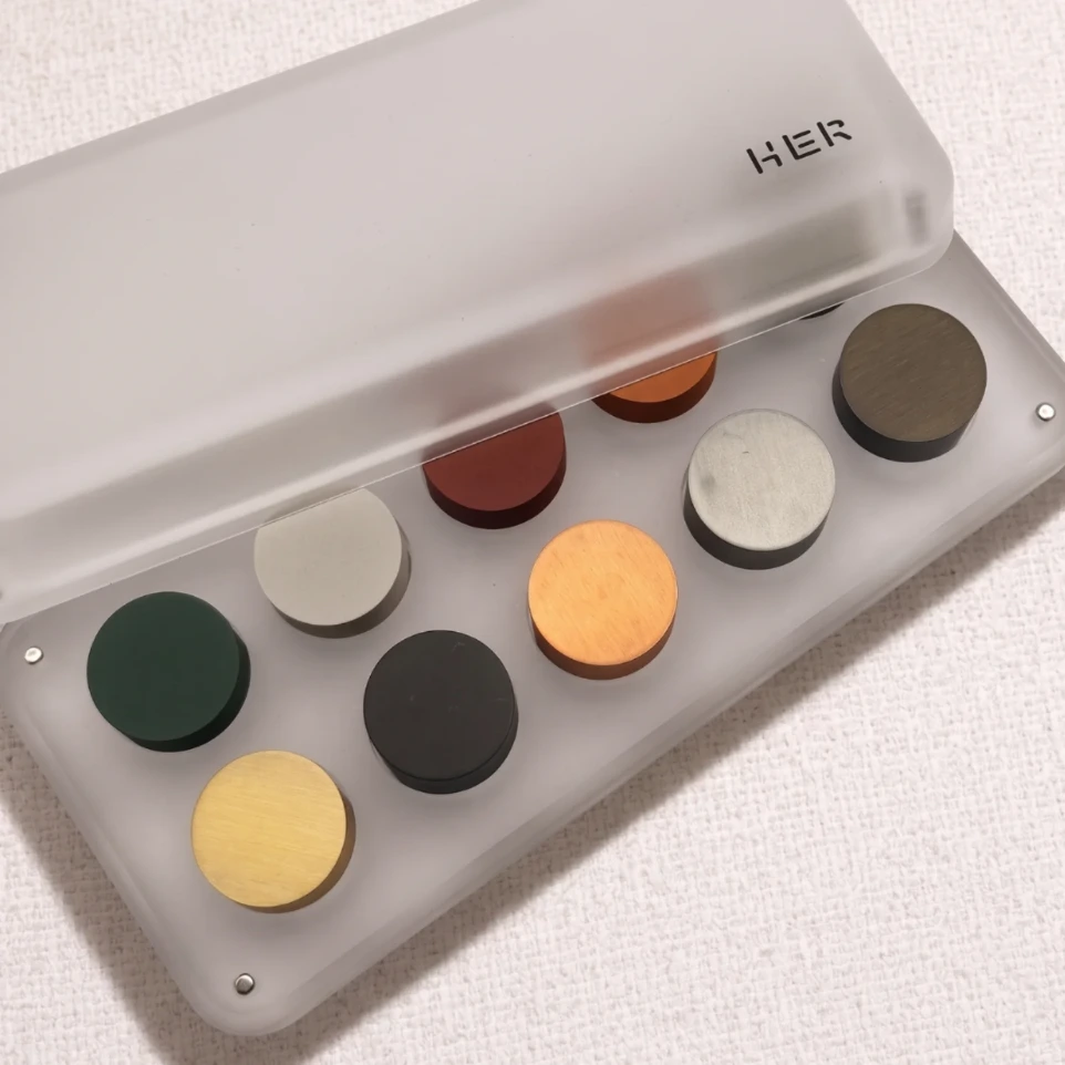 HERLIGHTING Musterbox mit zehn verschiedenfarbigen Mustern aus lackiertem und beschichtetem Aluminium in opalweisser transluzenter Kunststoffbox
